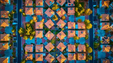 Las Vegas 'ın varoş mahallesinin en iyi hava manzarası. Terracotta çatıları, yeşillik ve park halindeki arabalarla simetrik şebeke düzeni. Şehir planlama ya da emlak temaları için mükemmel.