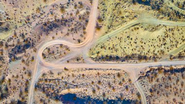 Nelson Nevada 'nın el değmemiş güzelliğini yukarıdan keşfedin. Bu hava manzarası engebeli araziye karşı dolambaçlı çöl yollarının altını çiziyor. Macera ve seyahat temaları için mükemmel. Broşürler için ideal.