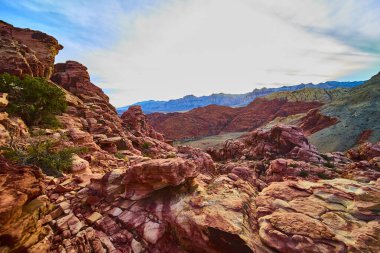 Nevada 'daki Kızıl Kaya Kanyonu' nun heybetli güzelliğini tecrübe edin. Canlı kaya oluşumlarının sakin çöl manzarasıyla buluştuğu yer. Macera arayanlar ve doğa meraklıları için mükemmel..