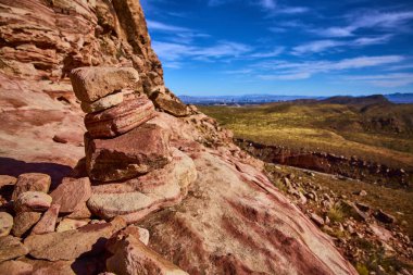 Nevada çölünde dinginliği keşfedin. Canlı kırmızı kaya oluşumlarına karşı duran taş bir cairn ile. Macera, farkındalık ve Red Rock Kanyonu 'nun saf güzelliği için mükemmel bir tema..