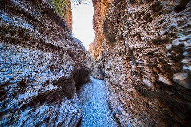 Nevada, Charleston Dağı 'ndaki dramatik slot kanyonunu keşfedin. Yükselen kaya duvarları ve çakıl taşlı yollar Las Vegas yakınlarındaki bu doğal harikada nefes kesici bir macera yaratıyor. Dolaşmak için mükemmel.