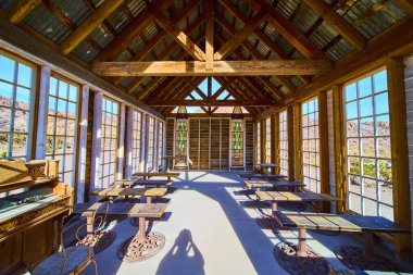 Nelson Nevada 'da ahşap bir yapıda, içi boyalı camlarla kaplı, güneş yanığı kırsal bir yer. Çöl cazibesi ve tarihi hayalet şehirler arasında huzur içinde ilham arayanlar için mükemmel..