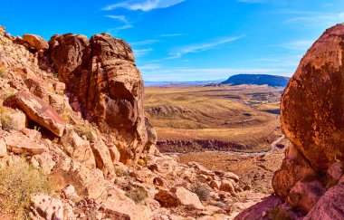 Las Vegas, Red Rock Kanyonu 'ndaki Kraft Dağı' nın nefes kesici güzelliğini keşfedin. Bu ikonik çöl manzarasının zengin jeolojik tarihini ve canlı renklerini keşfedin. Macera arayanlar için mükemmel..