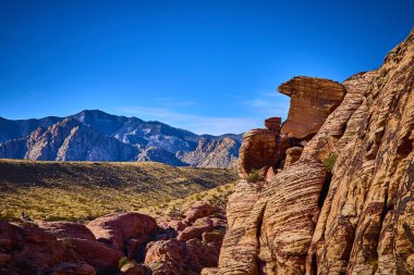 Nevada 'daki Kızıl Kaya Kanyonu' nun engebeli güzelliğini keşfedin. Görkemli oluşumlar ve canlı renkler macera için çarpıcı bir zemin sunuyor ve çöl manzarasının kalbinde seyahat ediyor..