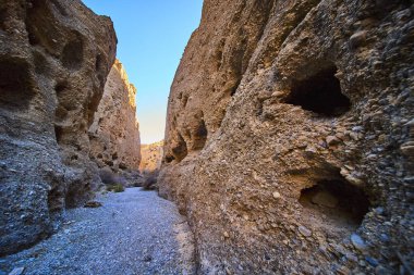 Nevada 'daki Charlestons Dağı kanyonunun çarpıcı jeolojik oluşumlarını araştırın. Yüksek kaya duvarları ve sakin bir yol parlak mavi gökyüzünün altında maceraya davetiye çıkarıyor. Doğa aşıkları için mükemmel.