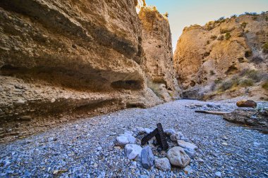 Nevada, Charleston Dağı yakınlarındaki bir kanyonun engebeli güzelliğini keşfedin. Bu çöl manzarasında ıssızlığı keşfedin. Yükselen kaya duvarları ve gecenin altında sıcak bir ateş çukuru..