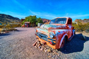 Antika kamyon Nelson Nevadas 'ın hayalet kasabasının kalbinde duruyor. Kırsal binalar ve açık mavi gökyüzü ile çevrelenmiş, nostaljinin özünü ve Batı Amerika 'nın ebedi ruhunu yakalıyor..