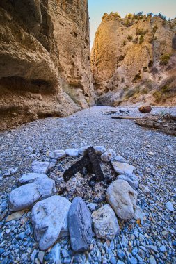 Nevada, Charleston Dağı yakınlarındaki bir çöl kanyonunun dingin güzelliğini tecrübe edin. Geçmişteki kamp ateşlerinin kalıntılarını keşfedin, yüksek kanyon duvarları arasında, ıssızlığın özünü yakalayın..