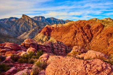Nevada 'daki Red Rock Kanyonu' nun engebeli güzelliğini görün. Kraft Dağı 'nın sakin çöl manzarasında yükseldiği canlı kumtaşı oluşumlarının tadını çıkarın. Yolculuk için mükemmel.