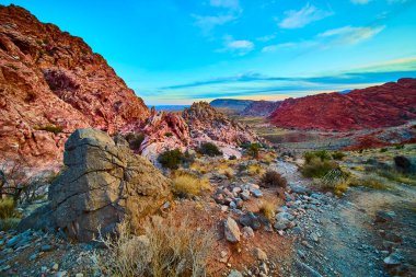Kızıl Kaya Kanyonu 'ndaki Kraft Dağı' nın büyüleyici güzelliğini keşfedin. Engebeli çöl manzarasını ve canlı kaya oluşumlarını keşfedin. Macera arayanlar ve doğa meraklıları için mükemmel..