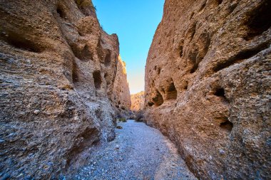 Nevada, Charleston Dağı 'ndaki slot kanyonunun dramatik güzelliğini keşfedin. Bu çarpıcı çöl manzarasında engebeli kaya oluşumlarını ve toprak tonlarını tecrübe etmek macera ve keşif için mükemmeldir..