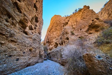 Charleston Dağı 'ndaki Nevadas kanyonunun engebeli güzelliğini keşfedin. Yüksek kaya oluşumları ve sıcak çöl renkleri Las Vegas yakınlarındaki bu sakin manzarada maceraya davetiye çıkarıyor. Seyahat için mükemmel.