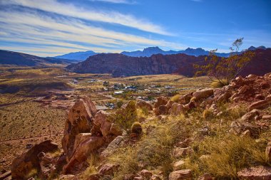 Las Vegas yakınlarındaki Red Rock Kanyonu 'ndaki Kraft Dağı' nın engebeli güzelliğini keşfedin. Büyüleyici çöl manzarasını kayalık çıkıntılarıyla ve parlak mavi gökyüzünün altındaki görkemli dağlarıyla tecrübe edin..