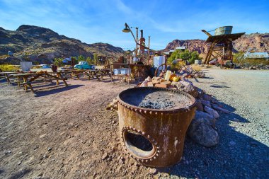Nevada 'daki Nelsons hayalet kasabasının nostaljik çekiciliğini keşfedin. Paslı bir fıçı ve klasik turkuaz bir kamyon çölün kalıntıları ve engebeli tepelerin arasında, berrak mavi bir gökyüzünün altında tarihe zemin hazırladı..