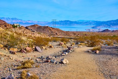 Nevada, Boulder City 'deki Hemenway Park' ın huzur veren güzelliğini görün. Mead Gölü 'ne ve doğanın modern yaşamla buluştuğu uzak dağlara karşı çöl arazisinin katıksız zıtlığına hayran olun..