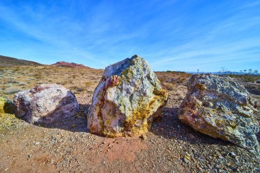Nevada, Boulder City, Bootleg Canyon 'da yıpranmış kayalar dirençlidir. Çorak çöl manzarası ve uçsuz bucaksız ufuklar zamansız yalnızlığı ve dayanıklı dokuların ebedi güzelliğini çağrıştırıyor..