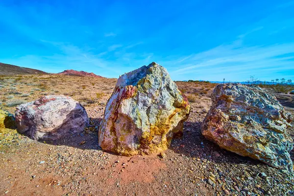 Nevada, Boulder City, Bootleg Canyon 'da yıpranmış kayalar dirençlidir. Çorak çöl manzarası ve uçsuz bucaksız ufuklar zamansız yalnızlığı ve dayanıklı dokuların ebedi güzelliğini çağrıştırıyor..