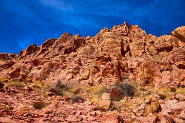 Nevada 'daki Red Rock Kanyonu' nda canlı mavi gökyüzünün altında görkemli kırmızı kaya oluşum kulesi. Kraft Dağları 'nın engebeli güzelliğini deneyimleyin. Çöl manzarası, maceracılar ve doğa severler için bir cennet..
