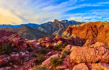 Nevada 'daki Red Rock Kanyonu' nun çarpıcı güzelliğini görün. Kum taşı oluşumlarının sıcak renklerine ve dingin gökyüzünün altındaki görkemli Kraft Dağı macera ve keşif için mükemmel..