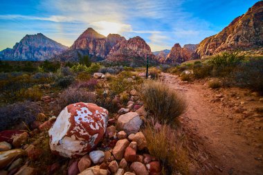 Altın saat boyunca Red Rock Kanyonu 'nun nefes kesici güzelliğini keşfedin. Las Vegas, Nevada 'da sakin çöl yolunda yürüyün, görkemli kaya oluşumları ve canlı manzaralarla çevrili.