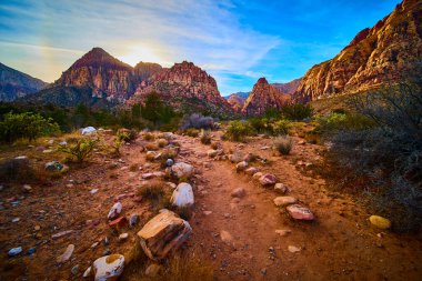 Las Vegas 'taki Red Rock Canyon Parkı' ndaki Pine Creek Kanyonu 'nun engebeli güzelliğini keşfedin. Güneşli tepeler ve kayalık bir yol bu çarpıcı çöl manzarasında maceraya ve keşiflere davetiye çıkarır..