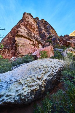 Las Vegas 'taki Red Rock Kanyonu' nun canlı çölünde görkemli kaya oluşum kulesi. Pine Creek Kanyonları 'nın büyüleyici mavi gökyüzüne karşı katmanlı uçurumlarının hayranlık uyandıran güzelliğini hissedin..
