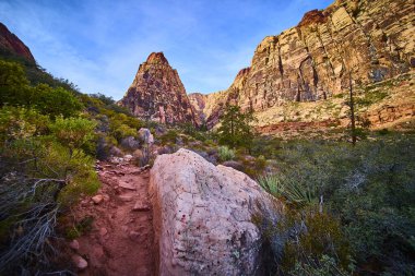 Nevada 'daki Red Rock Kanyonu' nun nefes kesici güzelliğini keşfedin. Yükselen kumtaşı kayalıkları, berrak mavi bir gökyüzü ve engebeli bir patika Las Vegas yakınlarındaki bu ikonik çöl manzarasında maceraya davetiye çıkarıyor..
