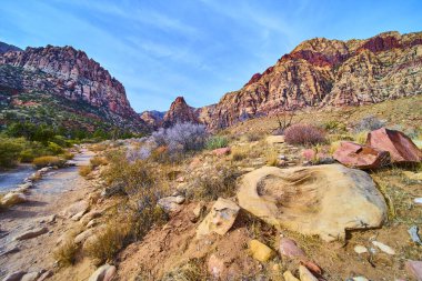 Nevada 'daki Kızıl Kaya Kanyonu' nun engebeli güzelliğini keşfedin. Yüksek kızıl uçurumlar ve dolambaçlı bir doğa yolu. Bu çarpıcı manzara açık hava macerası ve doğa takdiri için mükemmel..
