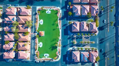 Merkezinde yemyeşil yemyeşil bir parkın bulunduğu, modern evler ve palmiye çizgili sokaklarla çevrili, sakin bir Las Vegas banliyösünün havadan görünüşü şehir planlama ve toplum yaşamını gözler önüne seriyor..