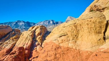 Nevada, Red Rock Kanyonu 'ndaki parlak kumtaşı oluşumlarının açık mavi gökyüzüne karşı havadan görünüşü. Doğal güzelliği, jeolojiyi ve Amerika 'da açık hava keşiflerini sergilemek için mükemmel..