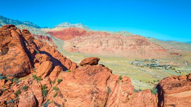 Nevada 'daki Kızıl Kaya Kanyonu' nun canlı kumtaşı oluşumlarını araştırın. Bu hava manzarası Las Vegas yakınlarındaki engebeli güzellikleri ve jeolojik harikaları yakalıyor. Macera ve seyahat meraklıları için mükemmel..