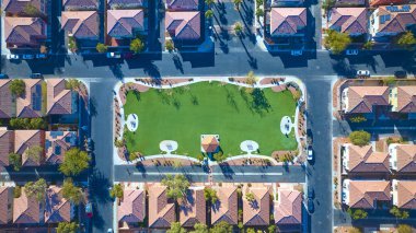Üniformalı evlerle çevrili merkezi yeşil parkı olan canlı bir Las Vegas banliyösü. Amerika Birleşik Devletleri 'nin güneybatısında yaşayan gösterişli toplum planlaması ve banliyö hayatı için mükemmel..
