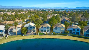 Las Vegas 'ta banliyöde yaşamanın huzurunu yaşayın. Bu hava manzarası, verimli yeşillik ve sakin su gövdesine sahip sakin bir mahalle gösteriyor. Emlak ve yaşam tarzı promosyonları için ideal..