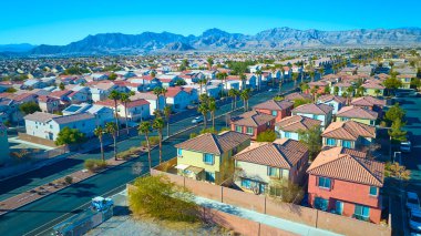 Büyüleyici bir Las Vegas banliyösünün havadan görünüşü, sergilenen terakotta döşeli çatılar ve çarpıcı bir çöl arkaplanı karşısında palmiye kaplı sokaklar. Gayrimenkul veya toplum planlaması için mükemmel..