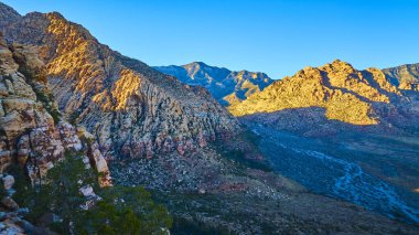 Nevada 'daki Red Rock Kanyonu' nun altın saatindeki havadan görüntüsü. Las Vegas yakınlarındaki engebeli uçurumlar, canlı katmanlar ve dingin güzellikteki çöl manzarasını deneyin. Doğa için mükemmel.