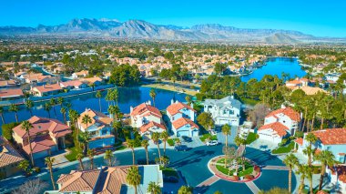 Güneşli Las Vegas 'taki banliyö saadeti, terakotta manzaralı evler, dingin bir göl ve görkemli bir dağ zeminine karşı palmiye kaplı sokaklar. Gayrimenkul için mükemmel.