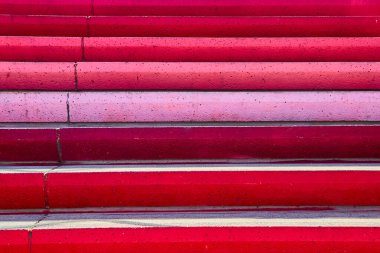 Las Vegas 'taki canlı beton basamaklar kırmızıdan pembeye çarpıcı bir gradyanı gösteriyor. Bu şehir sanatı modern tasarımı, yaratıcılığı ve mimari tarzını büyülüyor..