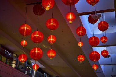 Las Vegas 'taki bir alışveriş merkezindeki canlı kırmızı fenerler Asyalı şenlikli bir kutlama atmosferi yaratıyor. Sıcak parıltıları kültürel zenginliği simgeler. Tatil terfileri ve seyahat yerleri için mükemmel..