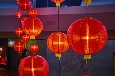 Canlı kırmızı Çin fenerleri Las Vegas 'ta kapalı mekan ortamını aydınlatarak festival ve etkinlikler sırasında kültür, gelenek ve neşe kutlamak için mükemmel bir ortam yaratıyor..
