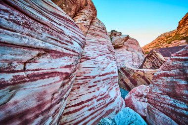 Las Vegas, Nevada yakınlarındaki Red Rock Kanyonu 'ndaki Kraft Dağı' nın çarpıcı katmanlı kumtaşı oluşumlarını araştırın. Canlı renkler ve dokular sanatın ebedi güzelliğini yakalar..