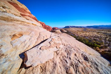Las Vegas yakınlarındaki Red Rock Kanyonu 'nun engebeli güzelliğini görün. Görkemli kaya oluşumları ve canlı gökyüzü macera ve keşif aşıkları için mükemmel büyüleyici bir çöl manzarası yaratır..