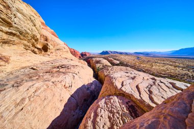 Nevada 'daki görkemli Red Rock Kanyonu' nu keşfedin. Büyüleyici kaya oluşumları açık mavi arkaplanlı altın saat ışığında güneşlenirler. Macera ve vahşi doğa temaları için mükemmel..
