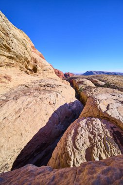 Nevada 'daki Kızıl Kaya Kanyonu' nun çarpıcı kumtaşı oluşumlarını araştırın. Açık mavi gökyüzünün altında, seyahat ve macera temaları için mükemmel olan bu çöl manzarasının engin güzelliğini deneyimleyin..
