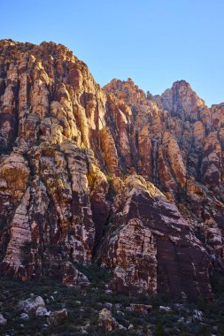 Nevada, Red Rock 'taki Ice Box Canyon' ın görkemli güzelliğinin tadını çıkarın. Parlak kırmızı ve koyu renkli uçurumlar açık mavi gökyüzüne karşı yükselir, açık hava macerası ve hayranlık uyandıran keşif için davet edilir.