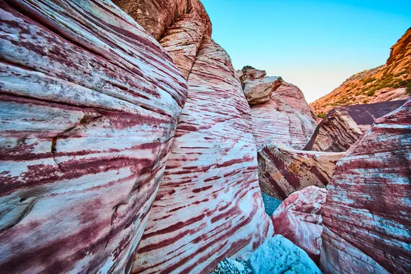 Las Vegas, Nevada yakınlarındaki Red Rock Kanyonu 'ndaki Kraft Dağı' nın çarpıcı katmanlı kumtaşı oluşumlarını araştırın. Canlı renkler ve dokular sanatın ebedi güzelliğini yakalar..
