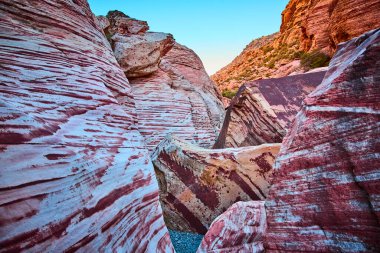 Las Vegas 'taki Kraft Dağı' nın canlı renklerine dalın. Güneş çöl manzarasına sıcak bir parıltı saçarken Kızıl Kayaların oluşumlarının güzelliğini keşfedin. Doğa için mükemmel.