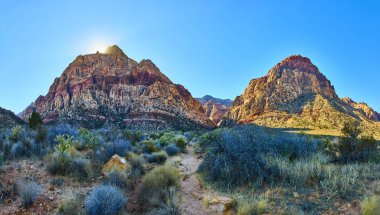 Las Vegas yakınlarındaki Red Rock Kanyonu 'nun dingin güzelliğini keşfedin. Sıcak güneşin altında engebeli tepeler ve canlı renkler bu çarpıcı çöl manzarasında macera ve yalnızlığa davetiye çıkarır. Seyahat için mükemmel.