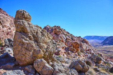 Las Vegas, Red Rock 'taki Kraft Dağı' nın nefes kesici çöl manzarasını keşfedin. Tecrübe doğası engebeli güzelliği, parlak mavi gökyüzünün altında toprak şeklindeki kaya oluşumlarını tecrübe eder. Macera arayanlar için ideal.