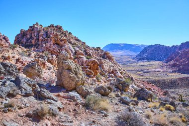 Las Vegas, Nevada 'daki Kraft Dağı' nın engebeli güzelliğini görün. Bu nefes kesen vahşi doğayı tanımlayan canlı kızıl kaya oluşumlarını ve geniş çöl vadilerini keşfedin..