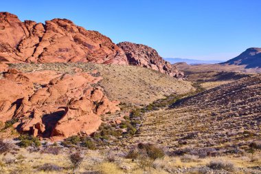 Canlı kırmızı kumtaşı oluşumları Calico, Las Vegas 'taki Red Rock Kanyonu' nun sakin manzarasına hakim. Derin mavi gökyüzünün altındaki geniş çöl manzarası keşfi ve macerayı davet ediyor..
